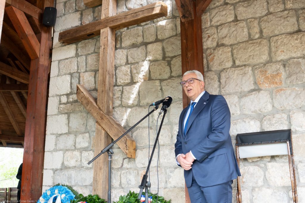 (FOTO/VIDEO) Mandić položio vijenac u Doljanima na krst iz Jasenovca: Blagosloveni smo što je malena Crna Gora donijela Rezoluciju, vjerujući znaju da se stotine hiljada mučenika moli Bogu za nas
