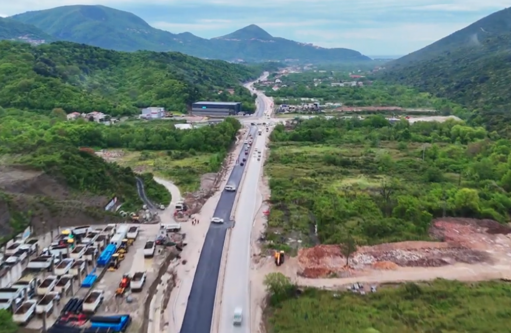 Pogledajte kako teku radovi na bulevaru Tivat – Jaz (VIDEO)