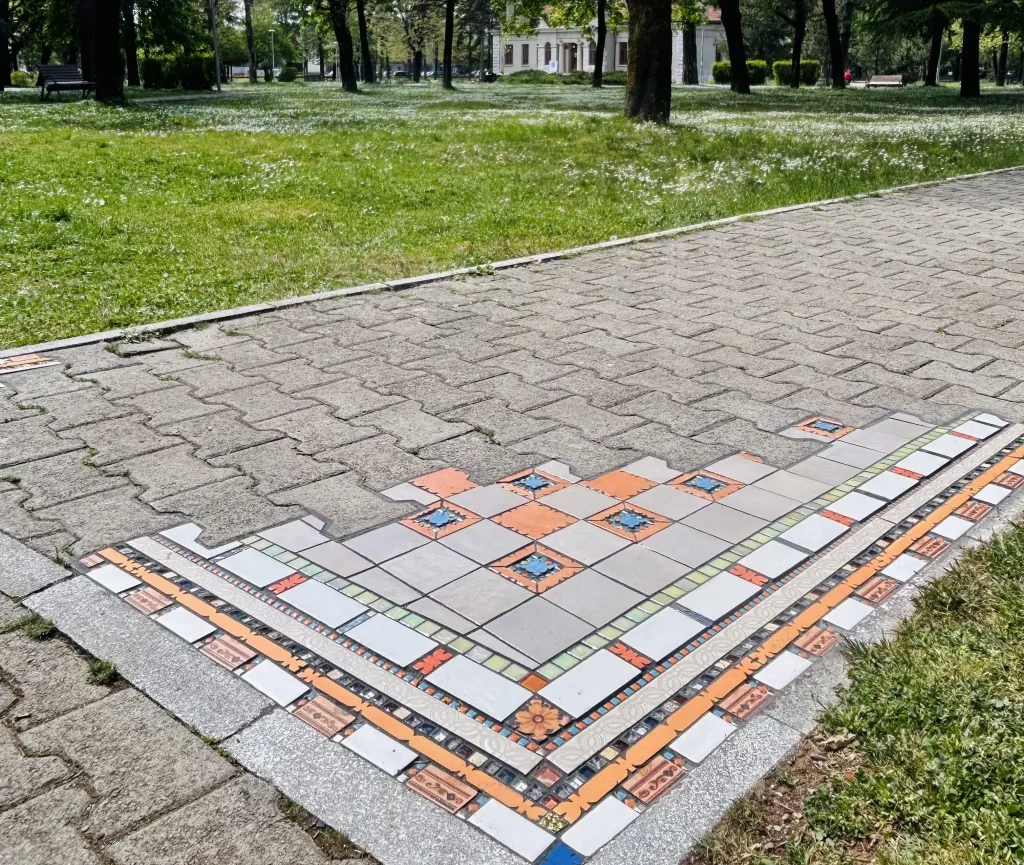 Čuveni Ememem ostavio svoj trag na ključnim kulturnim tačkama u Nikšiću