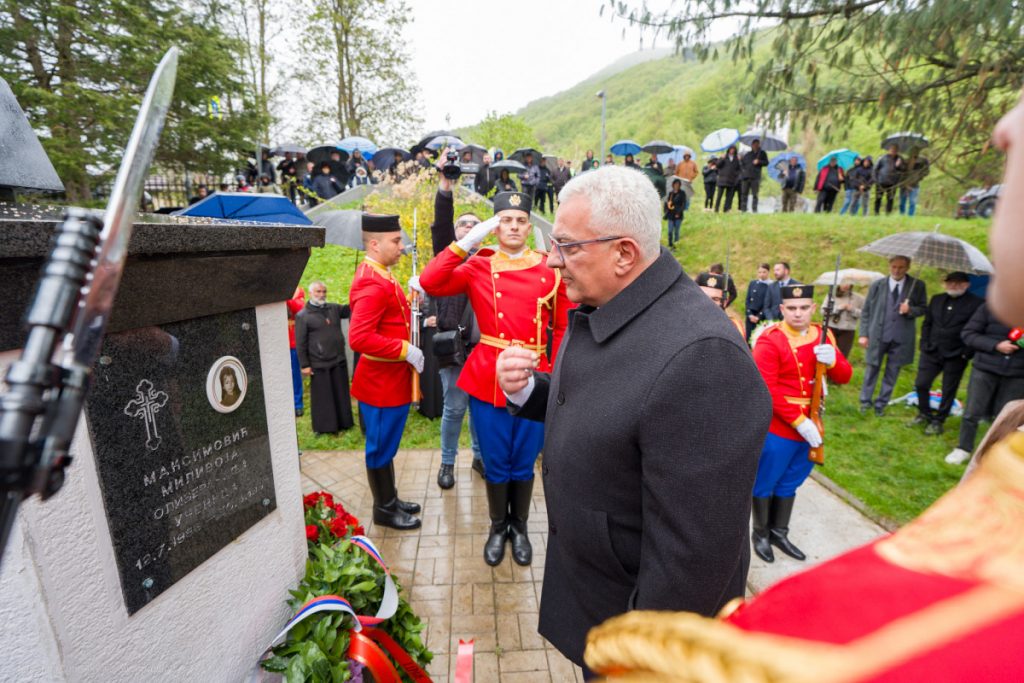 Mandić položio vijenac na spomenik žrtvama NATO bombardovanja Murina: Vječan pomen nevinim žrtvama (FOTO)