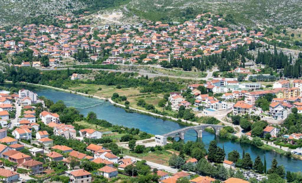 Trebinje: Usvojena odluka o besplatnim parcelama za mlade bračne parove, višečlane porodice i samohrane roditelje