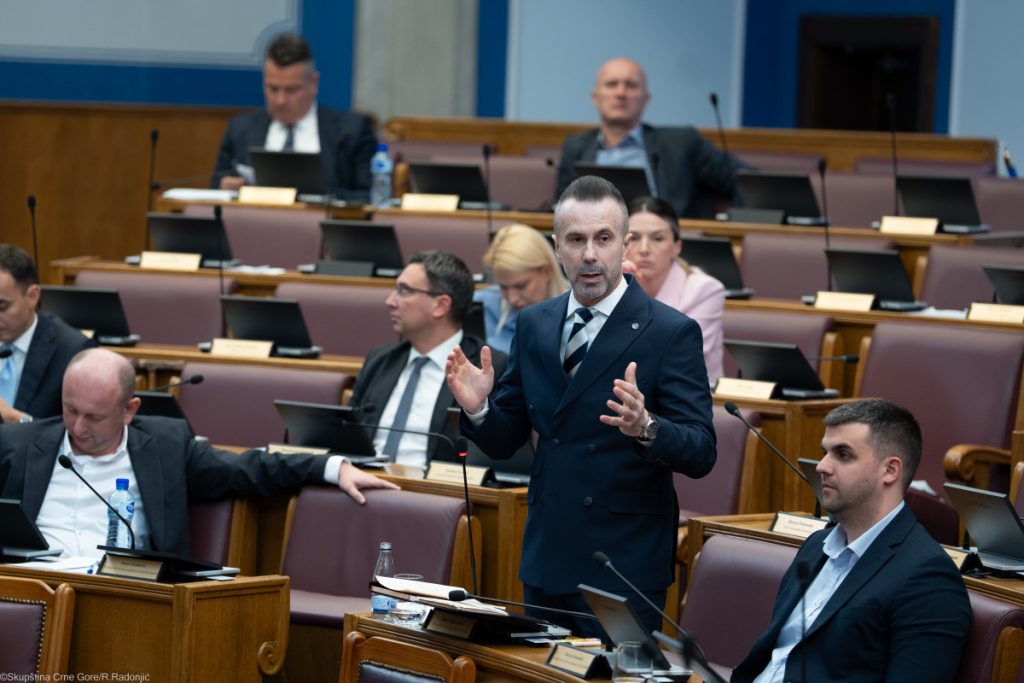 Bogdanović „opleo“ po Prvoj banci: Treba da zaključimo da nije bilo pranja novca? Kako da ne; Samo se švercovao kokain, cigarete, benzin, nafta….