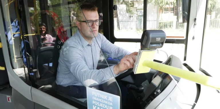 bus-768×381