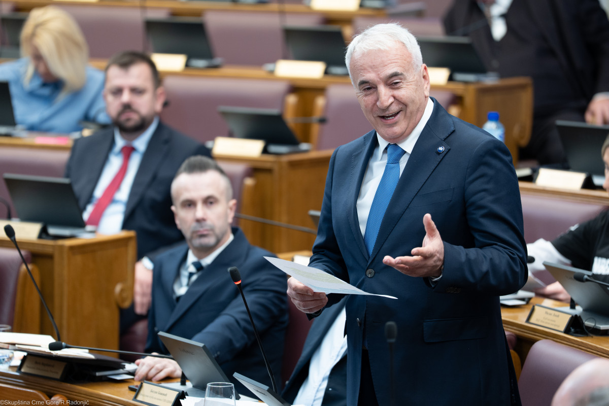 Đurović: trobojka će se uskoro vioriti ispred Skupštine Crne Gore!