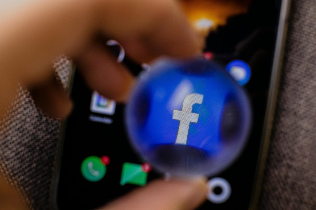 Facebook nije u potpunosti pao, ali korisnici širom sveta prijavljuju određene poteškoće u radu