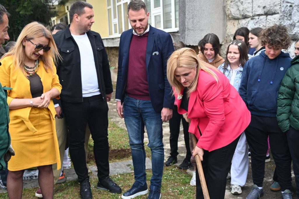 Sadnjom drveća u školama obilježen Dan planete Zemlje