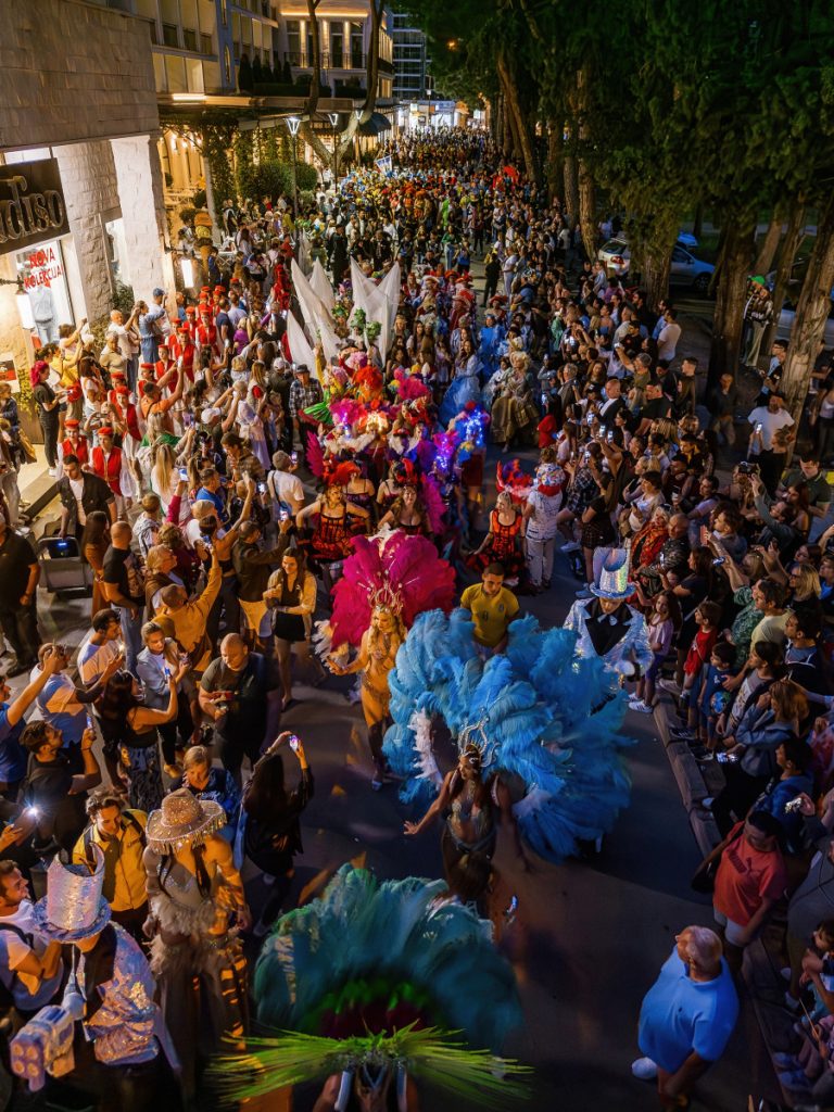 XXIII Međunarodni karneval u Budvi: Grad zatvara ulice, otvara srce za karneval – poznate trase i satnice spektakla