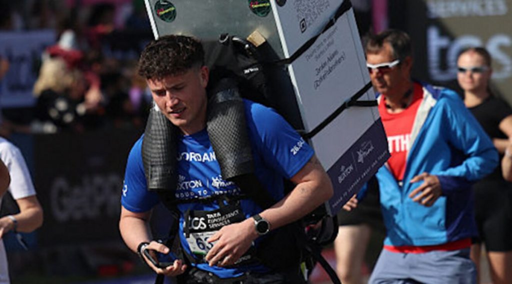 Učesnik londonskog maratona istrčao trku s frižiderom na leđima
