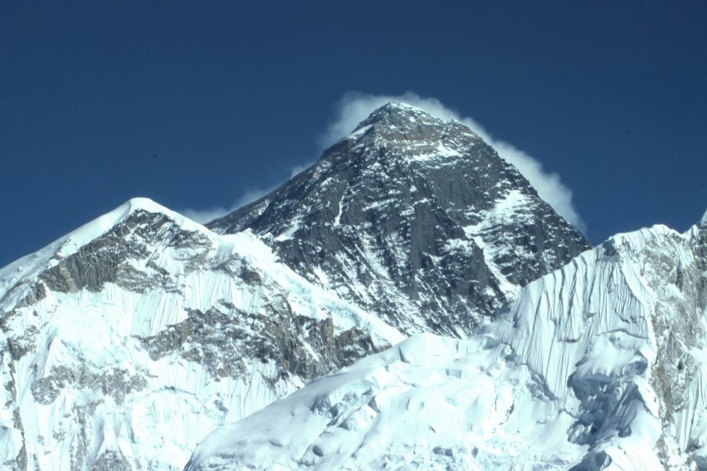 Mont Everest: Stotinu planinara zarobljeno u baznom kampu zbog ogromnog ledenog bloka