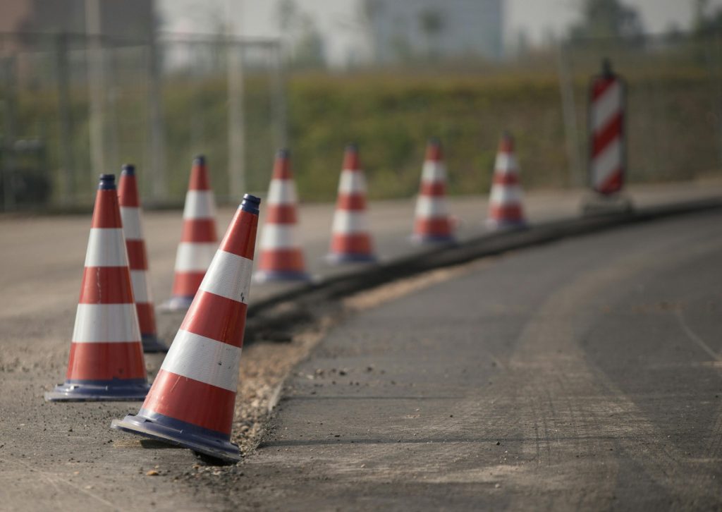 Obustave i naizmjenični saobraćaj zbog radova na više putnih pravaca