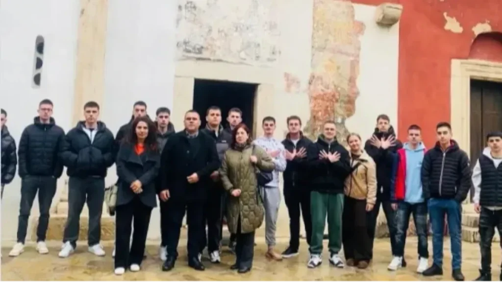 Skandal u Peći: Učenici pokazivali simbole „Velike Albanije“ ispred SRPSKE SVETINJE!