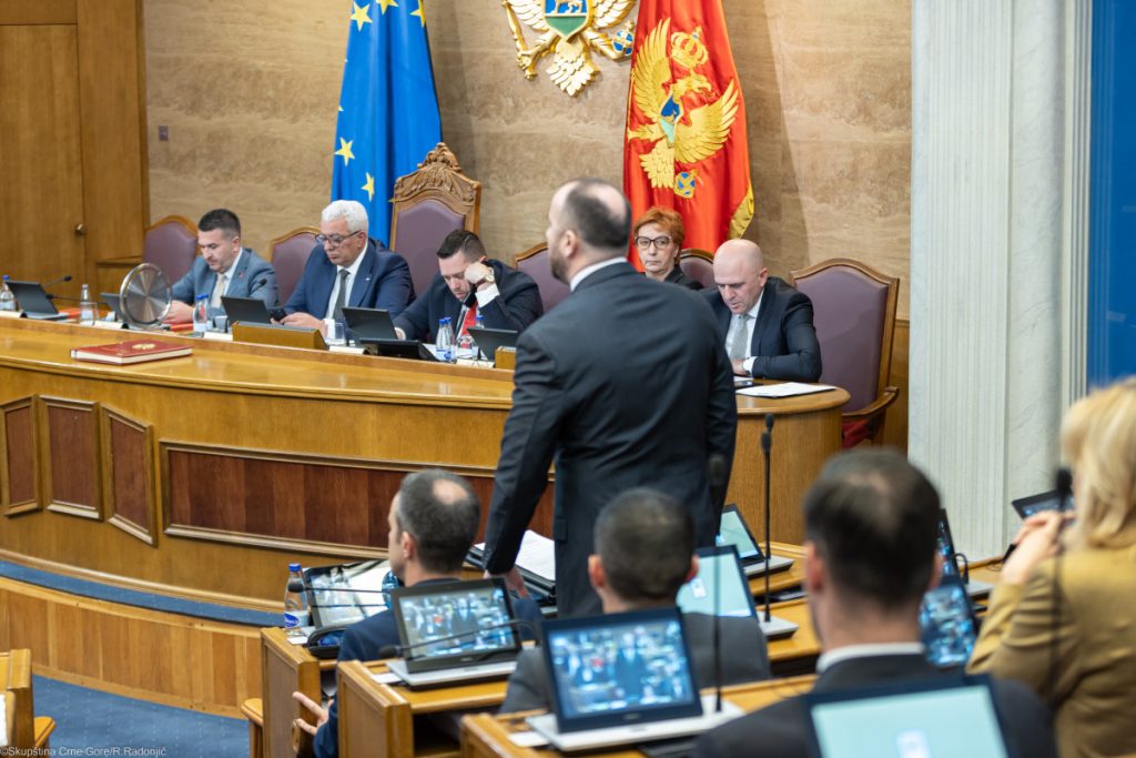 Poslanici DPS najviše pričali u Skupštini, Nikolić najčešće „drži govor“