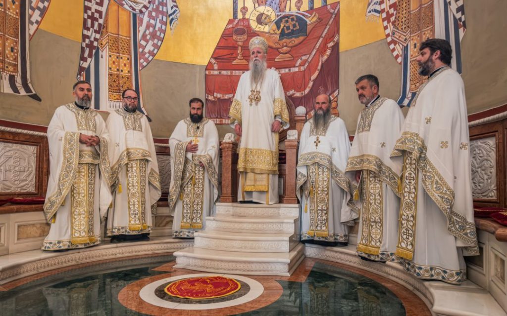 (FOTO) Mitropolit Joanikije za Vaskrs služio u Podgorici: Otvorena su naša srca i Božanska ljubav ih ispunjava da volimo jedni druge, da prevazilazimo sve male nesporazume