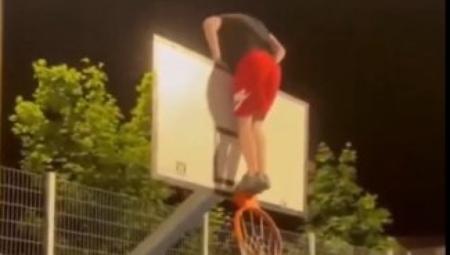 BLOKADERI RUŠE SVE PRED SOBOM! Jedan se popeo na tablu i razvalio koš – je li ovo borba za „bolje društvo“?