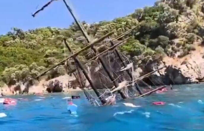 (VIDEO) Potonuo turistički brod u Turskoj: Putnici skakali u more, svi bezbjedno evakuisani
