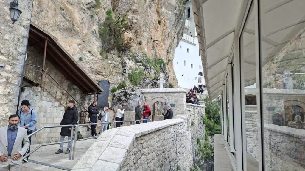 (FOTO/VIDEO) Hiljade vjernika u manastiru Ostrog na praznik Svetog Vasilija