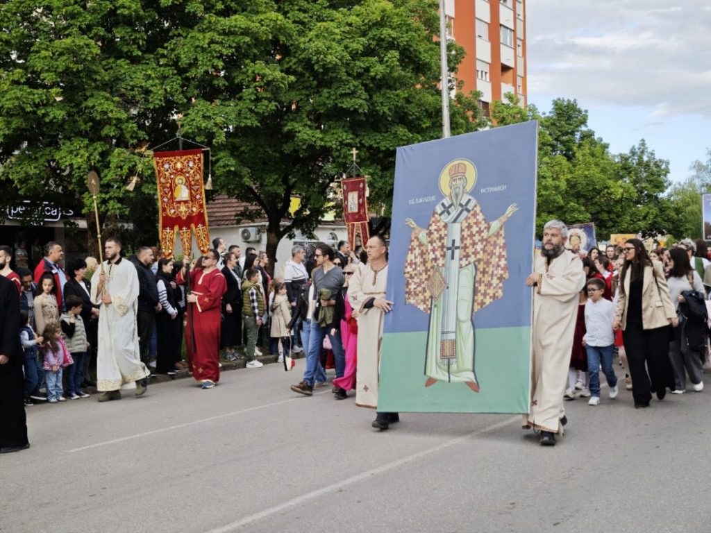 (FOTO/VIDEO) Pogledajte kako je protekla jučerašnja litija u čast Svetog Vasilija Ostroškog: Kao što je 2019. godine blagoslovio spremnost da se brane svetinje tako je i sada pred nama