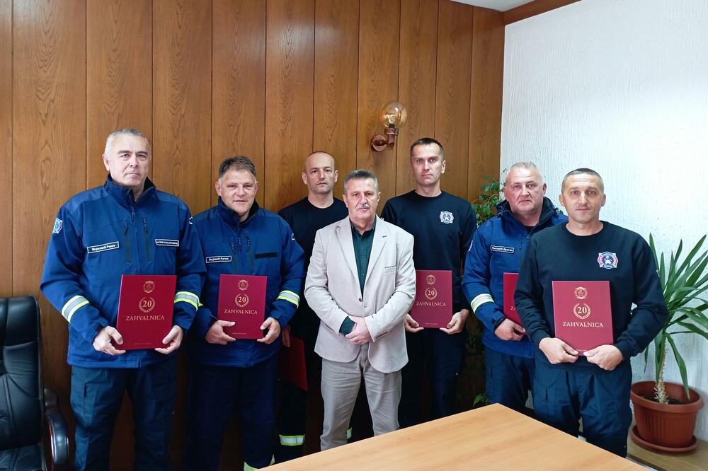 5723967_sa-dodjele-zahvalnica-za-vatrogascespasioce-sluzbe-zastite-i-spasavanja-opstine-pljevlja-povodom-20-godina-rada-u-sluzbi_ls