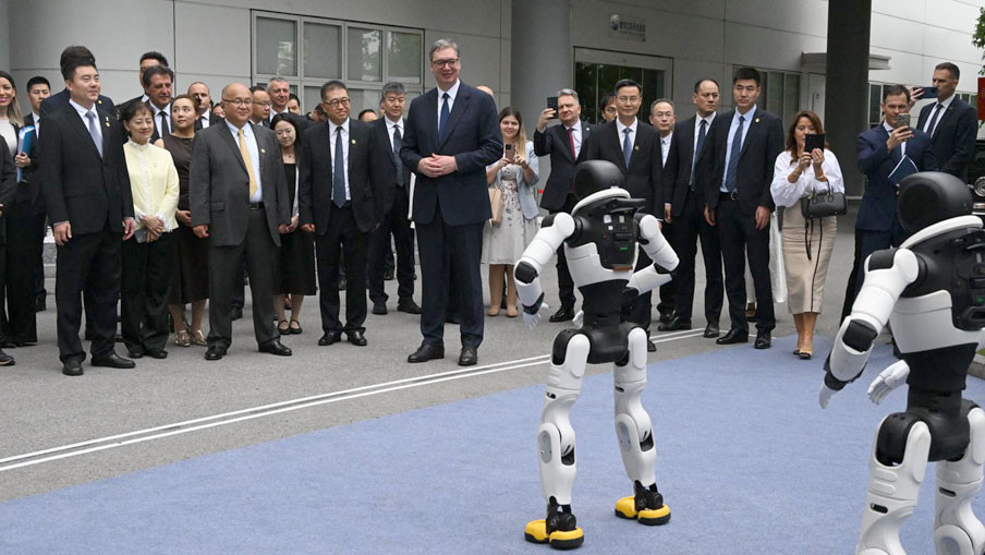 (VIDEO) Roboti u Kini odigrali moravac u čast Vučića