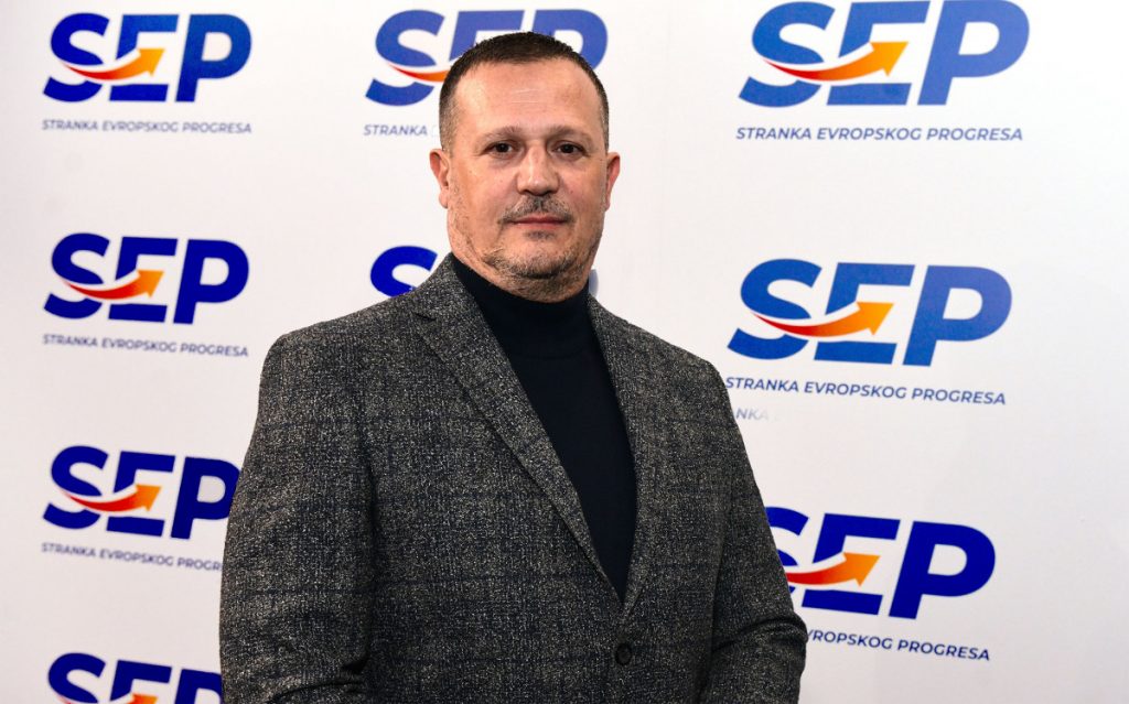 Milošević (SEP): Bašte na Trgu nezavisnosti bespotrebno zatvara vlast bez vizije i znanja