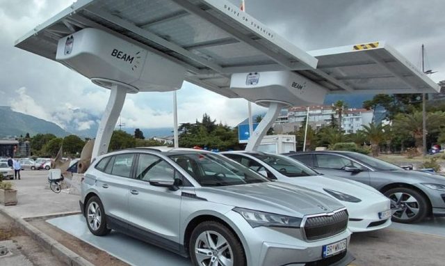 Bar,_puštena_u_funkciju_solarna_stanica,_besplatno_napajanje_električnih_automobila,_fot_Primorski_portal_468x900