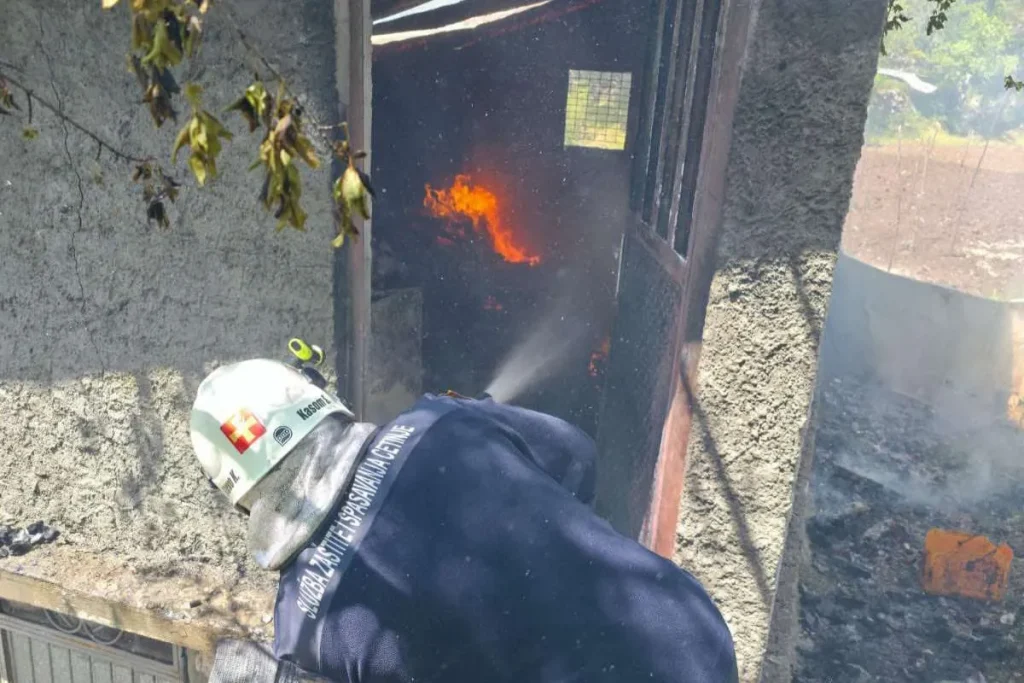 (FOTO) Požar u Markovini, izgorio gornji sprat kuće