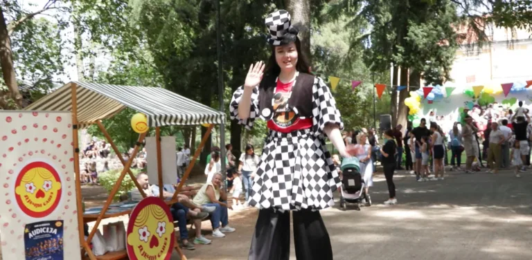 „Porodica fest“: Park ispred Dvorca Petrovića pretvoren u veliku igraonicu na otvorenom