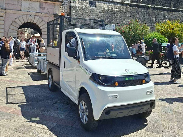 Screenshot 2026-05-02 at 14-14-19 DOO KOMUNALNO KOTOR NABAVLJENO NOVO ELEKTRIČNO VOZILO ZA PREVOZ KONTEJNERA U STAROM GRADU – Radio Kotor