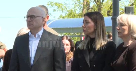 Screenshot 2026-05-04 at 14-49-34 Adrijana Mesarović i Miloš Vučević položili vence u Malom Orašju povodom godišnjice masovnog ubistva