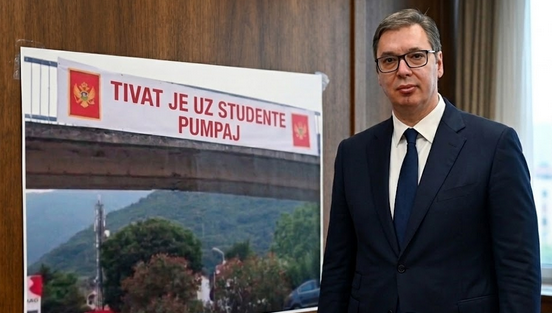 Izvinjenje čitaocima: Transparent u Tivtu bio fotomontaža, crnogorske pumpadžije ipak ne smiju da razvijaju transparente protiv Vučića