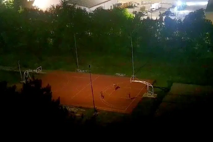 Vandalizam tinejdžera u Nikšiću: Na školskom dvorištu košarku “igrali” daskom (VIDEO)