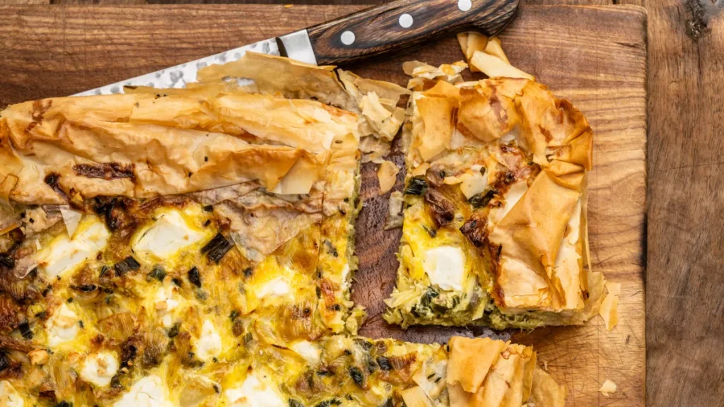 Neuredan proljećni tart sa prazilukom, feta sirom i vlašcem