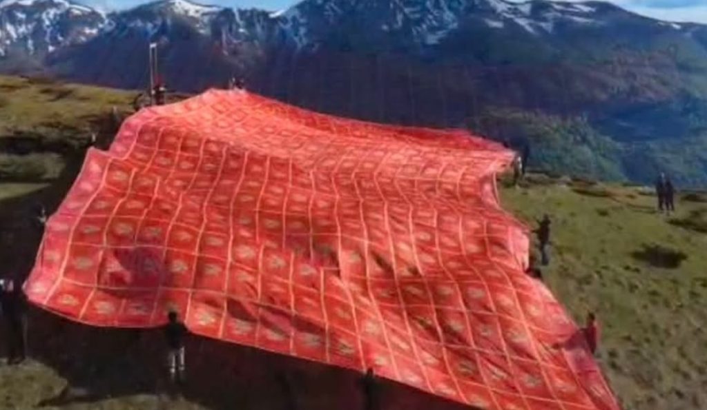Dvadesetak Mojkovčana raširilo zastave Crne Gore na vrhu Bjelasice, poručili – „Bez tendera i bez bina – zastava je naša fina“