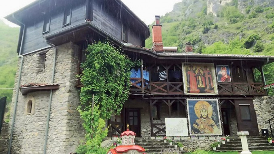 Smotra folklora u porti manastira kod Prizrena