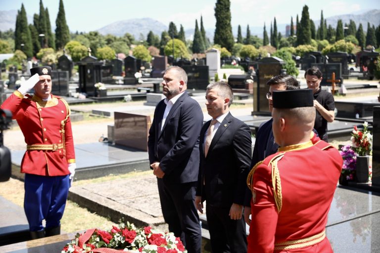 Bečić, Krapović i Šaranović položili vijence na grob Duška Jovanovića