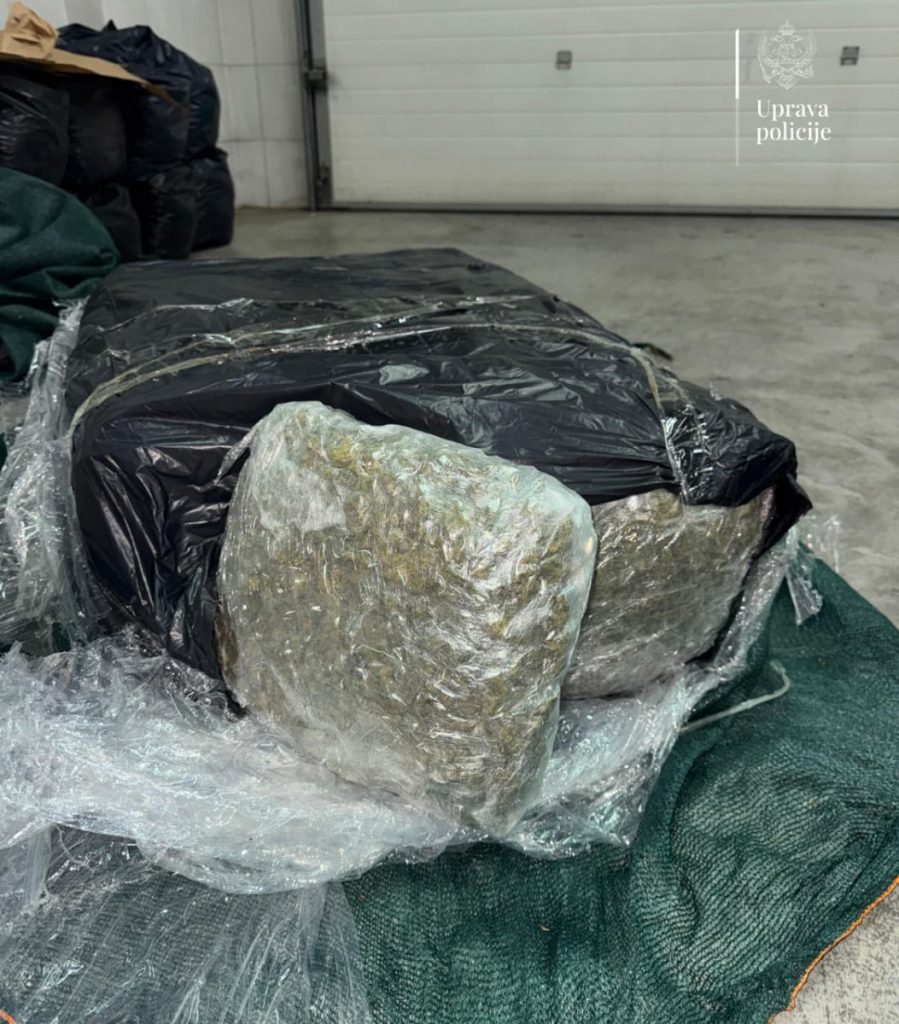 Pokušao da prošvercuje 63 kilograma marihuane, pa pobjegao (FOTO)