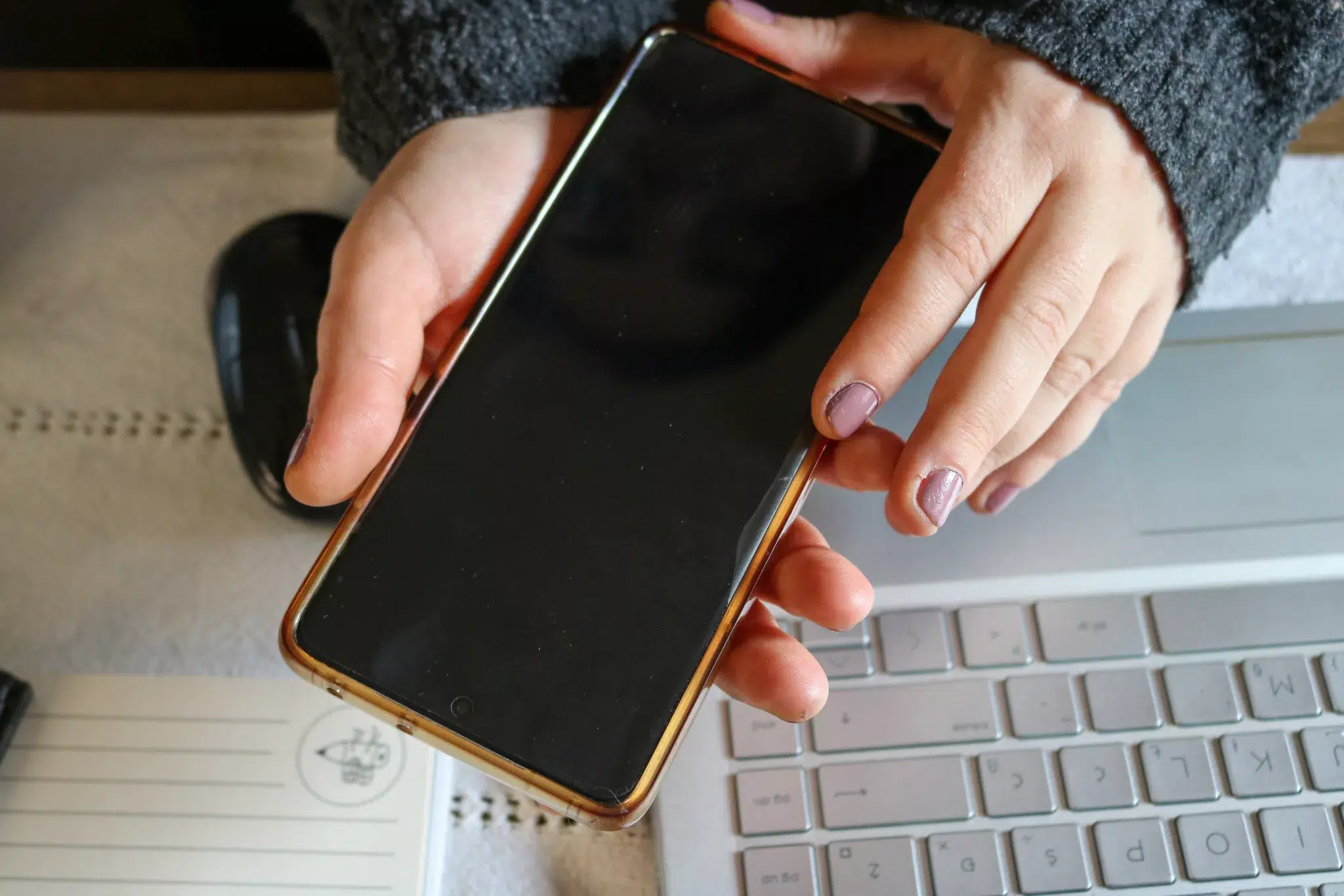 mobilni-telefon-envato-scaled