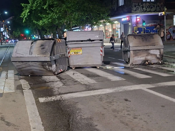Tužne slike iz Beograda nakon jučerašnjeg studentskog protesta na Slaviji: Zapaljeni kontejneri, đubre na ulicama, pretučeni radnici Parking servisa