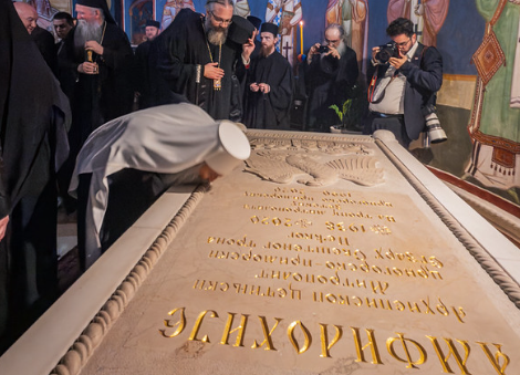 Patrijarh Porfirije se poklonio grobu blaženopočivšeg mitropolita SPC Amfilohija