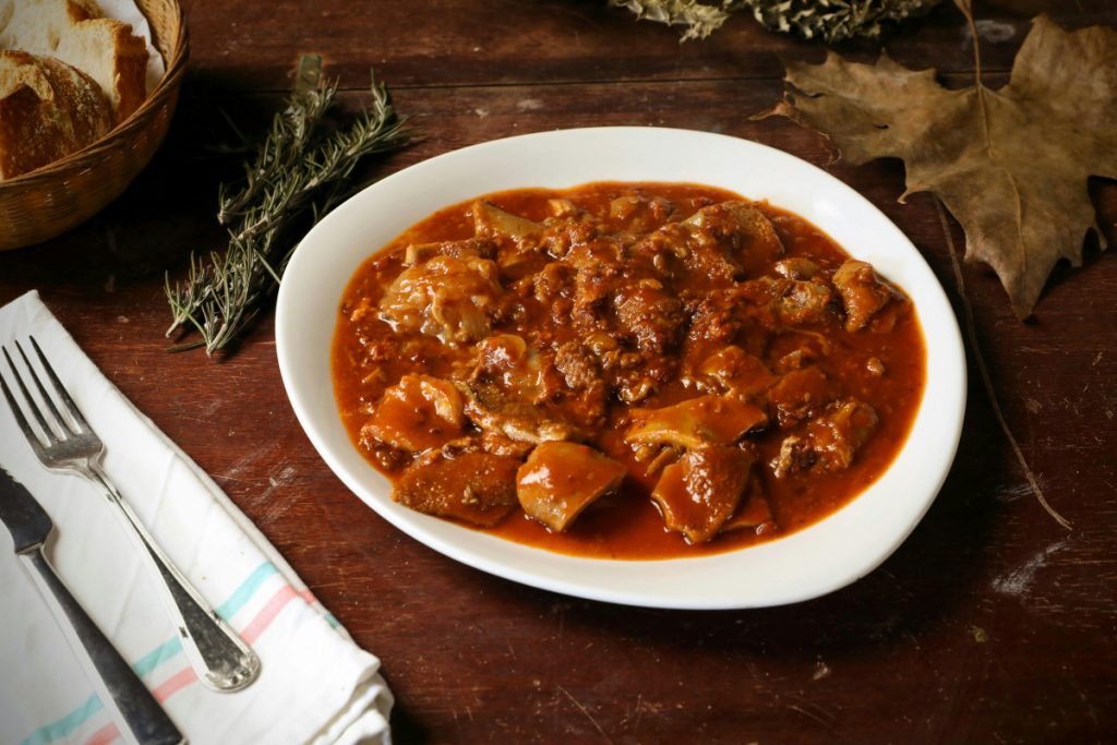 Rudarski gulaš: Recept za starinsko jelo puno mesa, kobasica i povrća