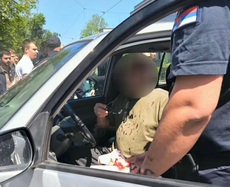 Dramatična scene kod Pravnog fakulteta u Beogradu: Prebijen vozač koji je pokušao da probije blokadu