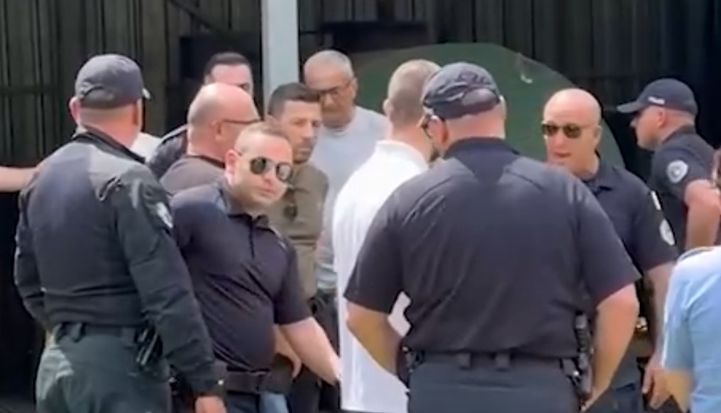 SKANDAL: Policija lažne države Kosova privela šest momaka iz Crne Gore ispred manastira kod Prizrena zbog srpske zastave!