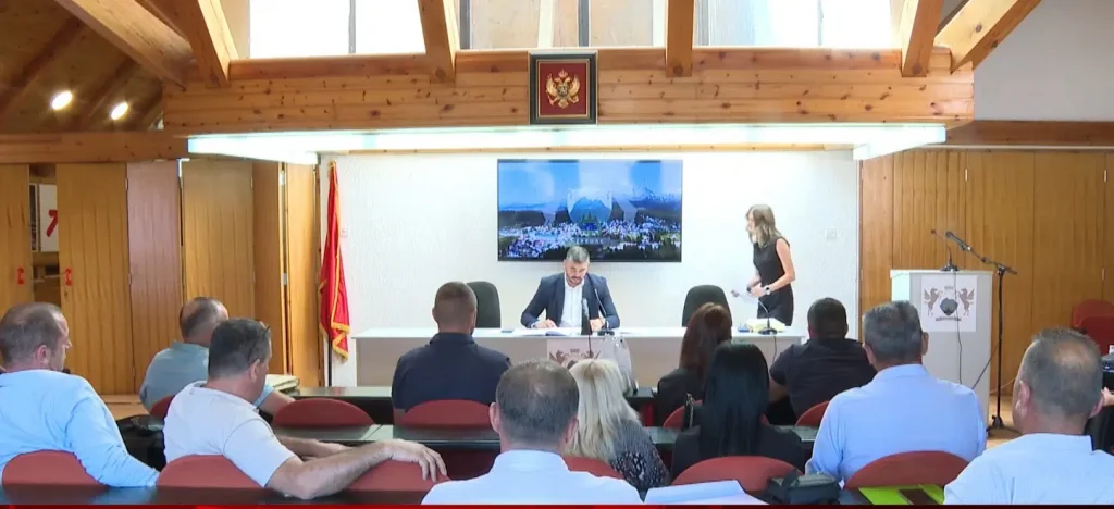 Incident u Žabljaku: Prekinuta sjednica SO jer je opozicija čupala kablove od mikrofona!
