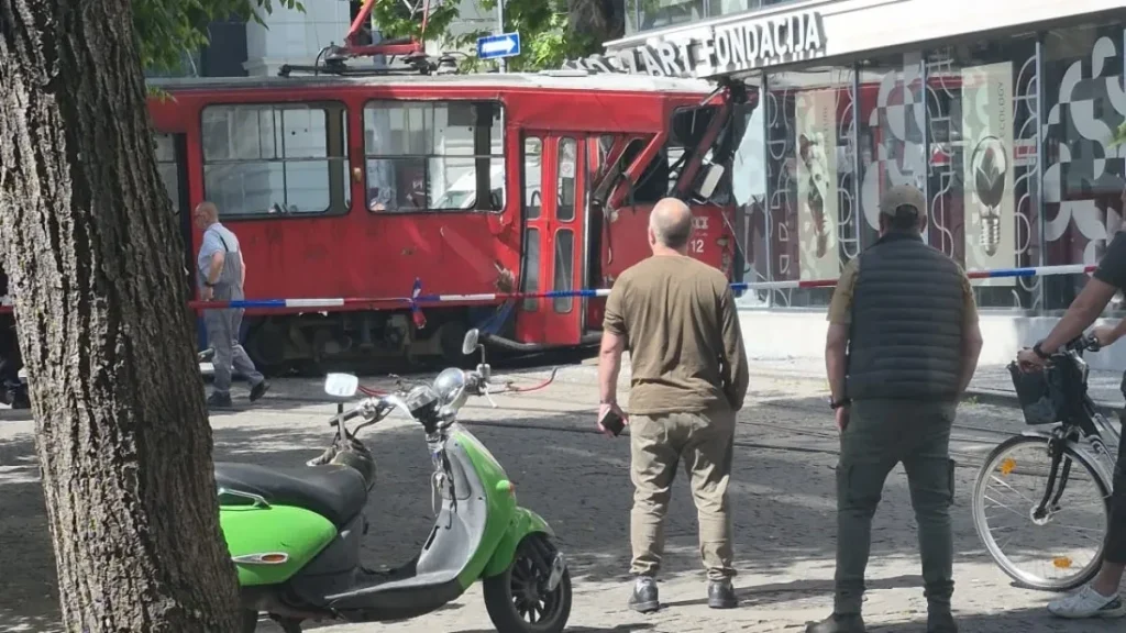 Tramvaj iskočio iz šina u Beogradu i udario u zgradu! Ima povrijeđenih!