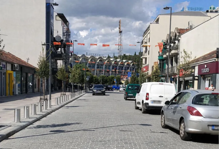 Novi izgled, stare navike: Parkiranje u pješačkoj zoni Ulice slobode uprkos zabrani