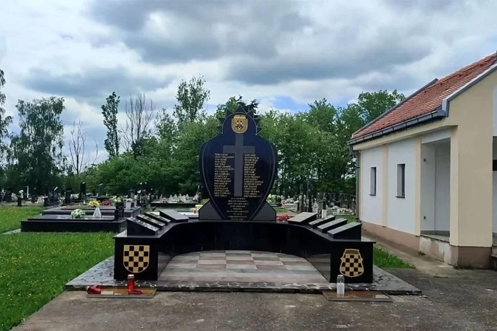 Uklonjen spomenik sa ustaškim simbolom u Modranu