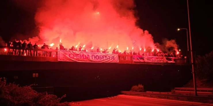„Aco, Srbine“! Spektakularno – Vučića iz Kine dočekali brojni građani: Razvili trobojke i zapalili baklje! (VIDEO)