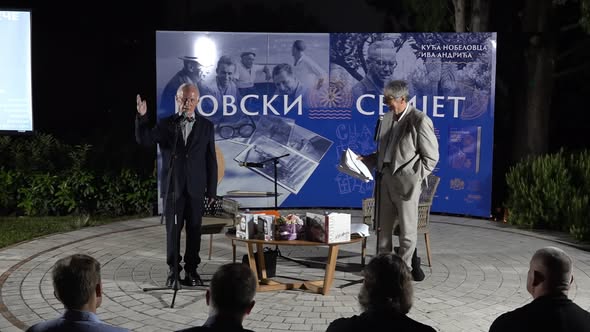 Matija Bećković stihovima i uspomenama svečano otvorio kulturno ljeto u Herceg Novom (FOTO)