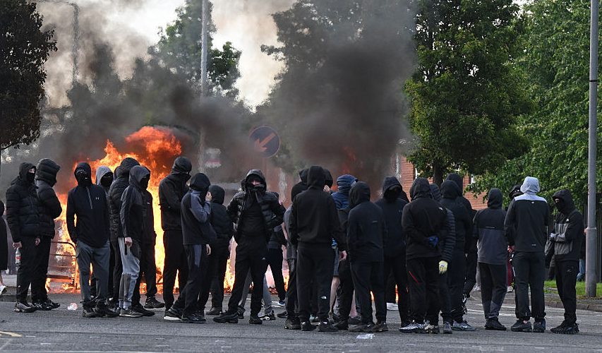 Belfast gori, Alster je u plamenu, a Starmer se češlja