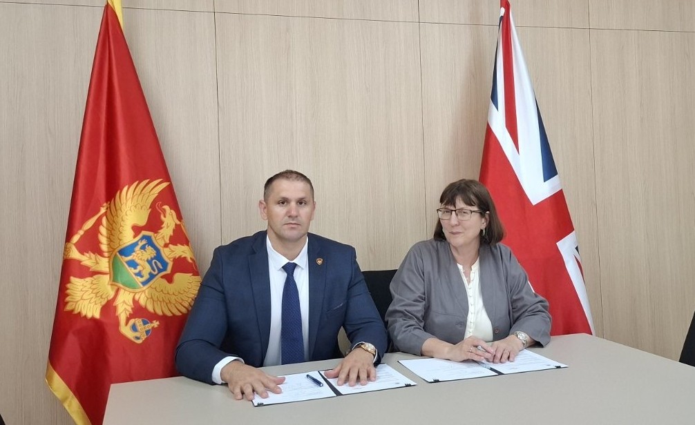 Direktor Uprave policije i britanska ambasadorka posjetili Pomorsku informativnu jedinicu u Baru; potvrđeno snažno partnerstvo Uprave policije i Ujedinjenog Kraljevstva u jačanju bezbjednosti  (FOTO)